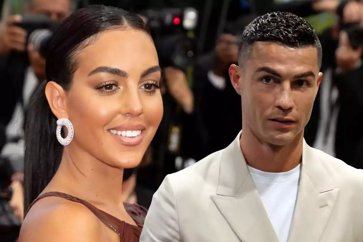 Georgina con vestido marrón y aretes grandes sonríe mientras Cristiano Ronaldo con saco claro la acompaña en un evento con fotógrafos al fondo