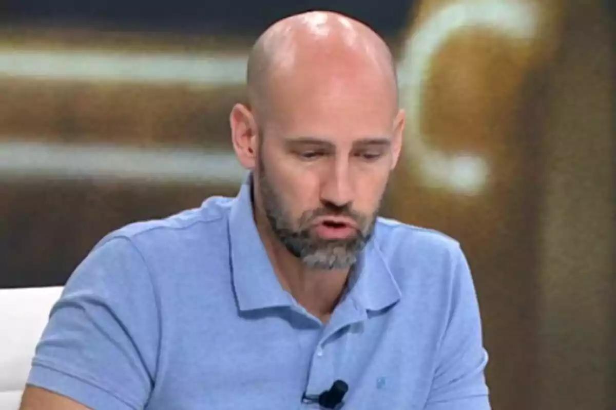 Gonzalo Miró amb barba i samarreta blau clar parlant en un programa de televisió. Gonzalo Miró amb barba i samarreta blau clar parlant en un programa de televisió.
