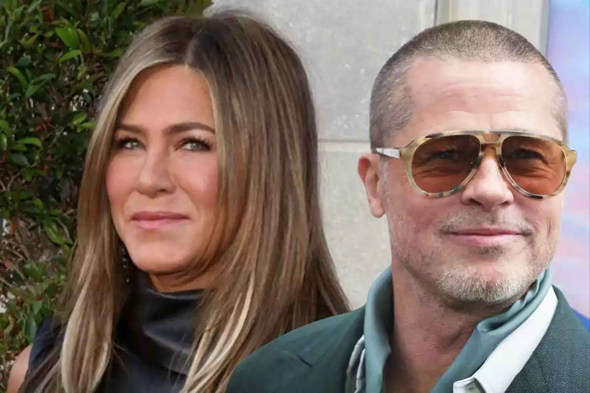 Jennifer Aniston y Brad Pitt posan juntas al aire libre, una mujer de cabello largo y rubio oscuro y un hombre con gafas de sol y cabello corto