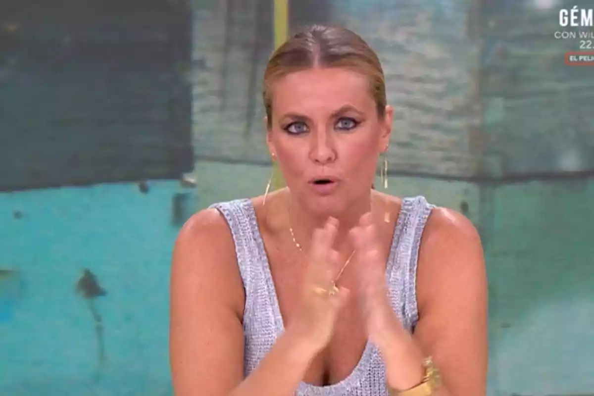 Pepa Romero rubia con vestido plateado hablando y gesticulando en un programa de televisión Pepa Romero rubia con vestido plateado hablando y gesticulando en un programa de televisión