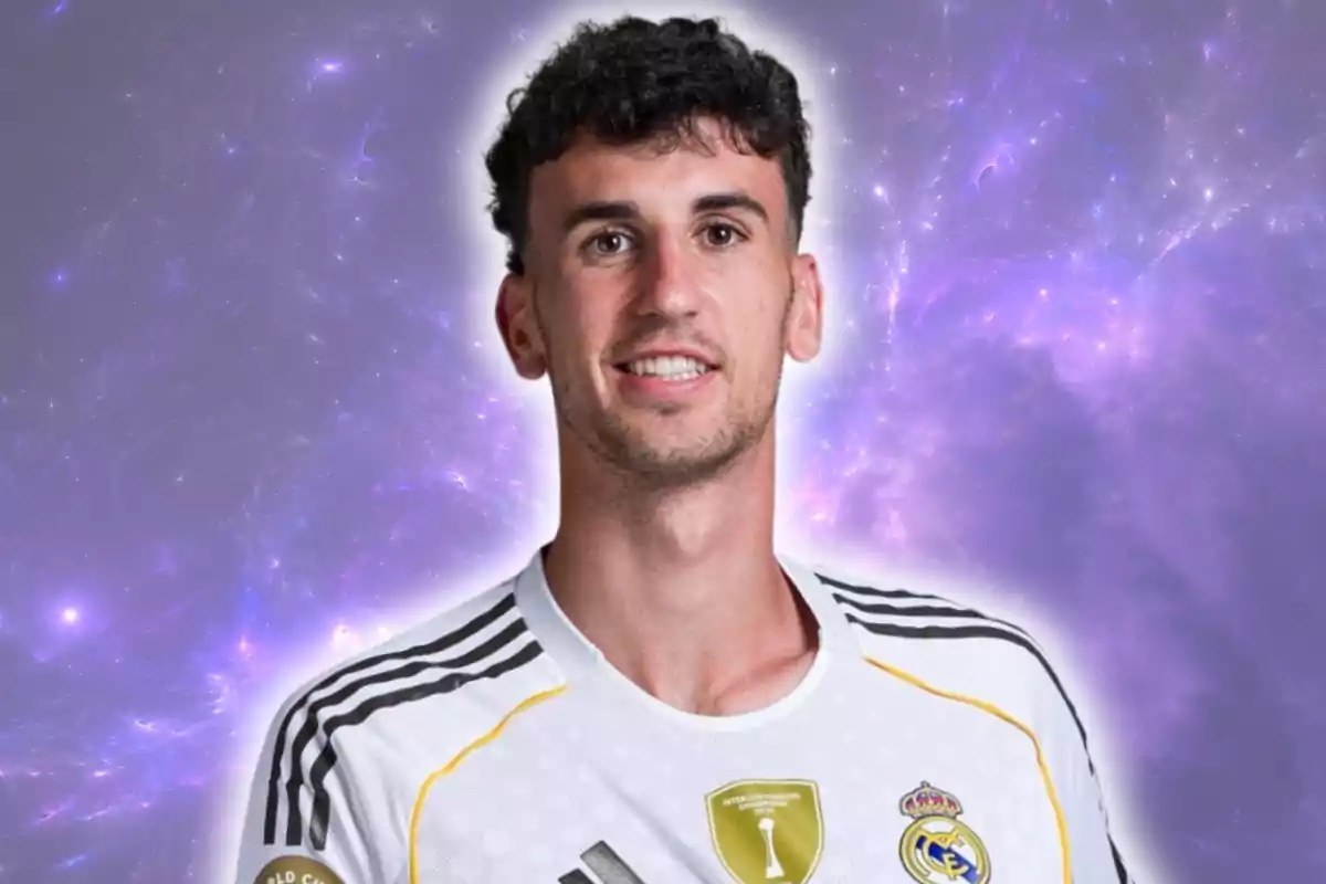 Jugador de futbol amb samarreta blanca del Reial Madrid posant davant d’un fons de galàxia porpra