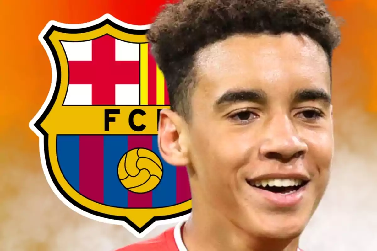 Jove futbolista somrient amb l’escut del FC Barcelona de fons