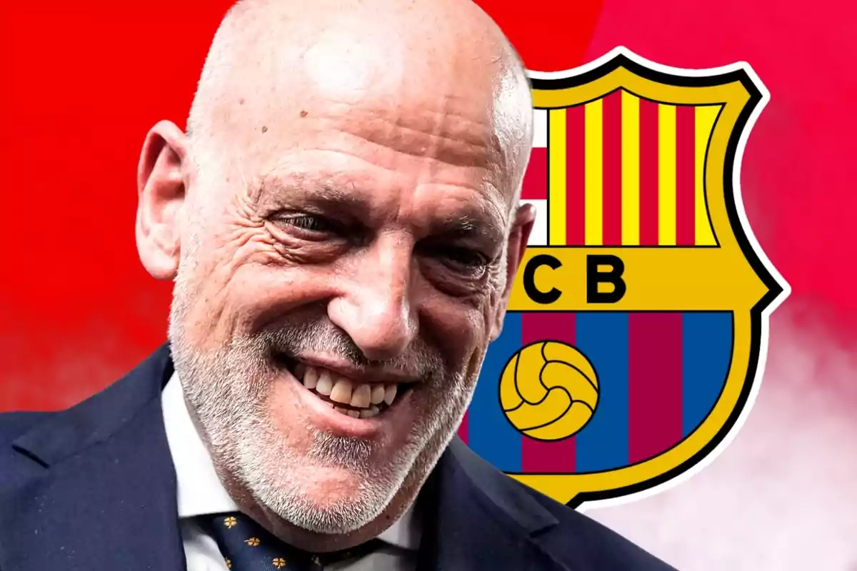 Home calb amb vestit somrient amb l’escut del FC Barcelona de fons sobre un fons vermell