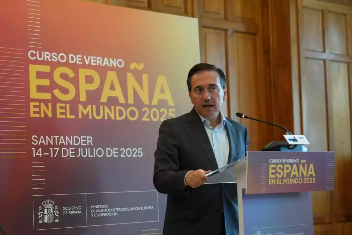 José Manuel Albares parlant en un faristol durant un esdeveniment titulat Curs d’Estiu Espanya al Món 2025 a Santander del 14 al 17 de juliol de 2025 amb un cartell informatiu de fons. José Manuel Albares parlant en un faristol durant un esdeveniment titulat Curs d’Estiu Espanya al Món 2025 a Santander del 14 al 17 de juliol de 2025 amb un cartell informatiu de fons.
