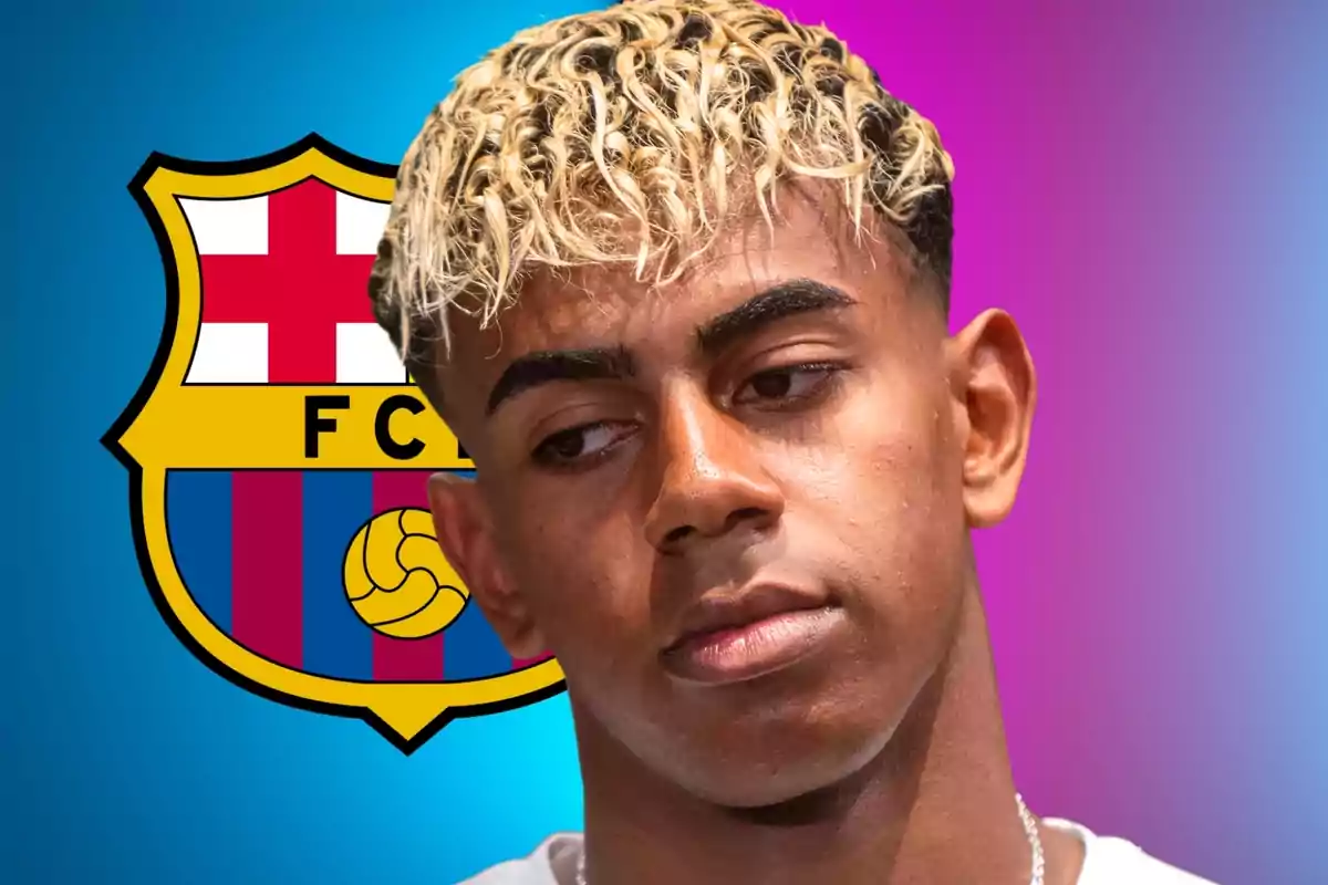 Jove amb cabell arrissat i tenyit de ros al davant de l’escut del FC Barcelona sobre un fons degradat blau i morat