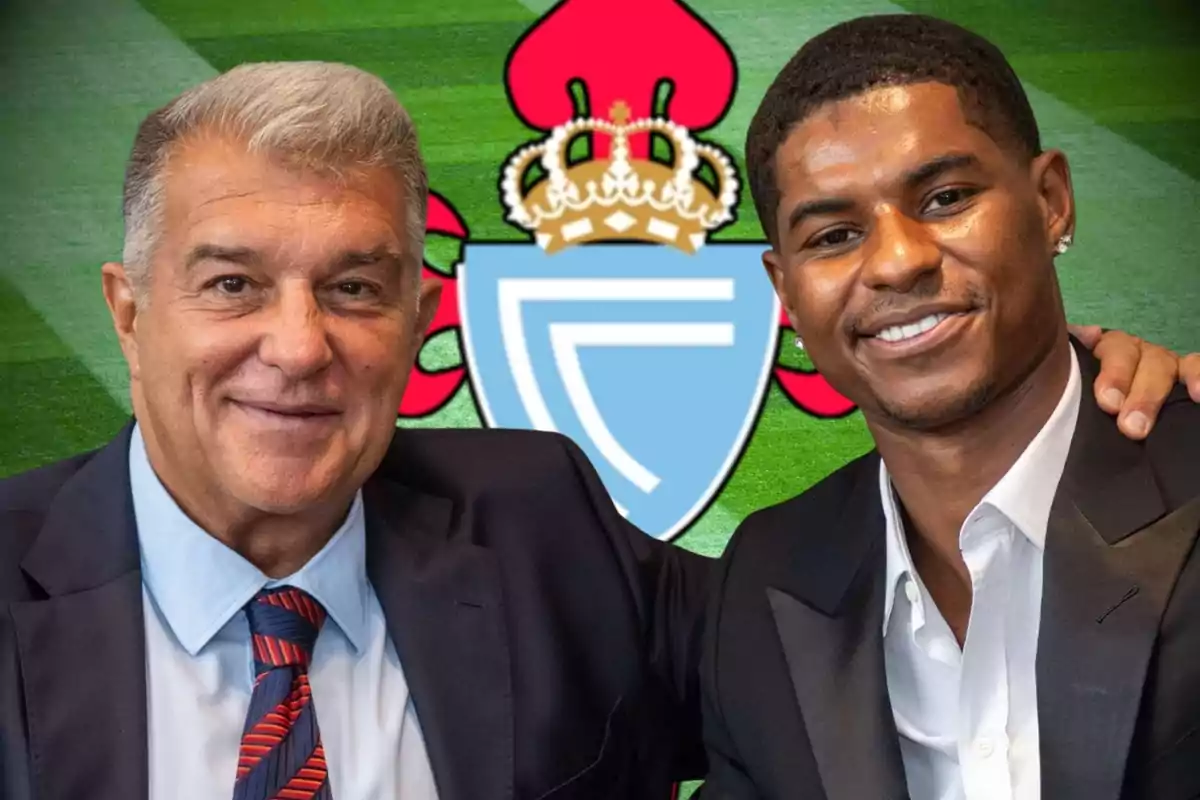 Dos hombres sonrientes posan juntos frente al escudo del Celta de Vigo sobre un fondo de césped.