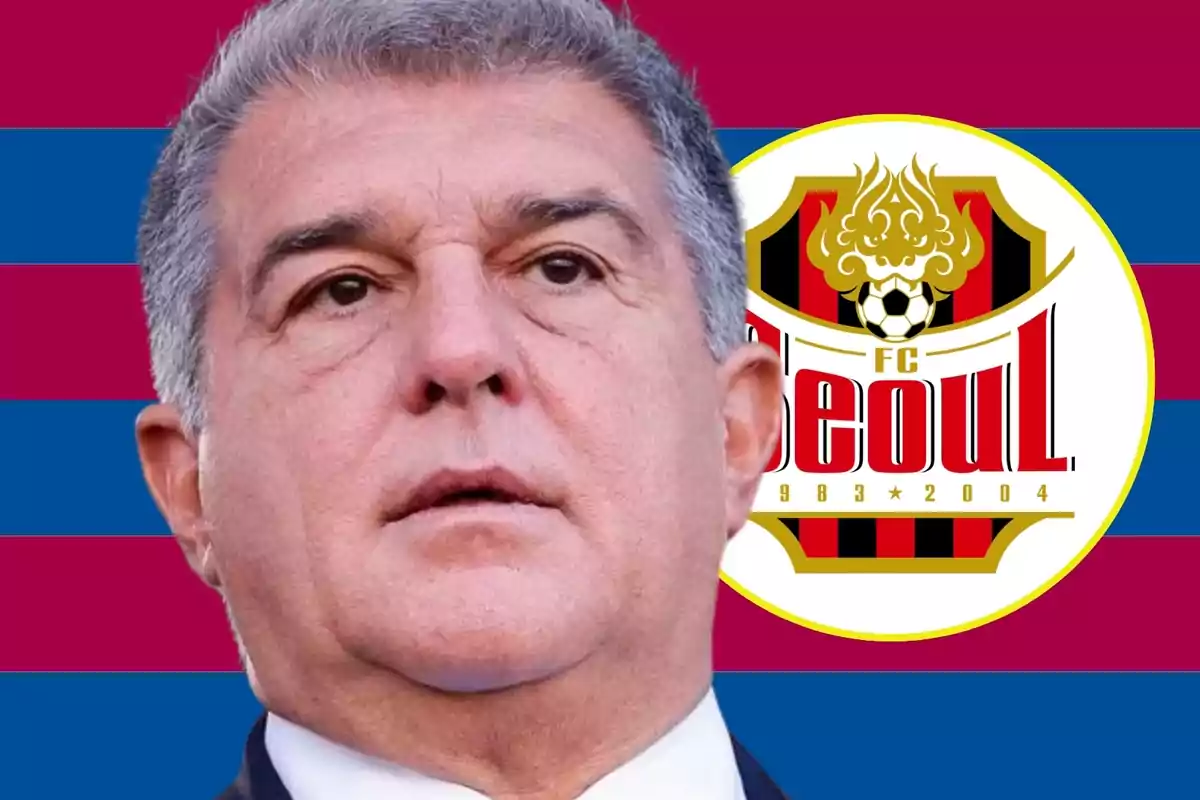 Primer pla d’un home de cabells canosos amb expressió seriosa davant de l’escut del FC Seoul i un fons de franges blaugrana
