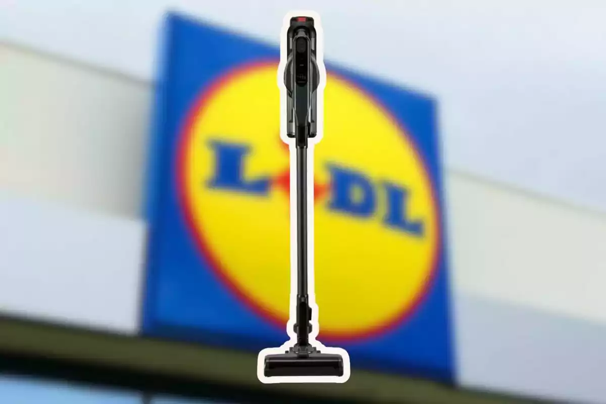 Aspiradora vertical sobre un fons desenfocat amb el logotip de Lidl Aspiradora vertical sobre un fons desenfocat amb el logotip de Lidl
