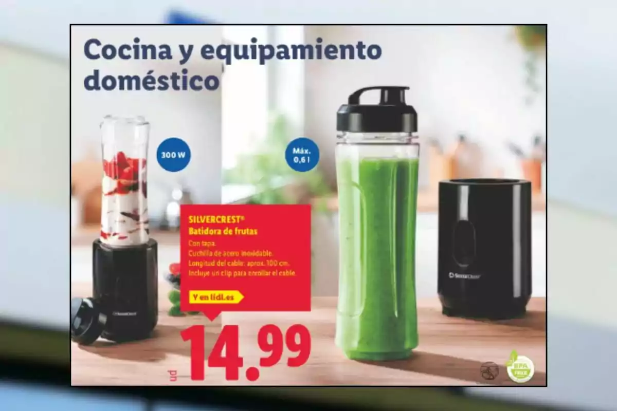 Publicitat d’una batedora de fruites Silvercrest amb dos gots plens de batuts, un de verd i un altre de fruites i iogurt, sobre una taula de cuina, destacant el preu de 14,99 euros. Publicitat d’una batedora de fruites Silvercrest amb dos gots plens de batuts, un de verd i un altre de fruites i iogurt, sobre una taula de cuina, destacant el preu de 14,99 euros.