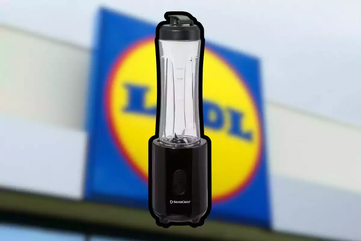 Lliuradora portàtil negra de la marca SilverCrest davant d’un cartell borros de la botiga Lidl Lliuradora portàtil negra de la marca SilverCrest davant d’un cartell borros de la botiga Lidl