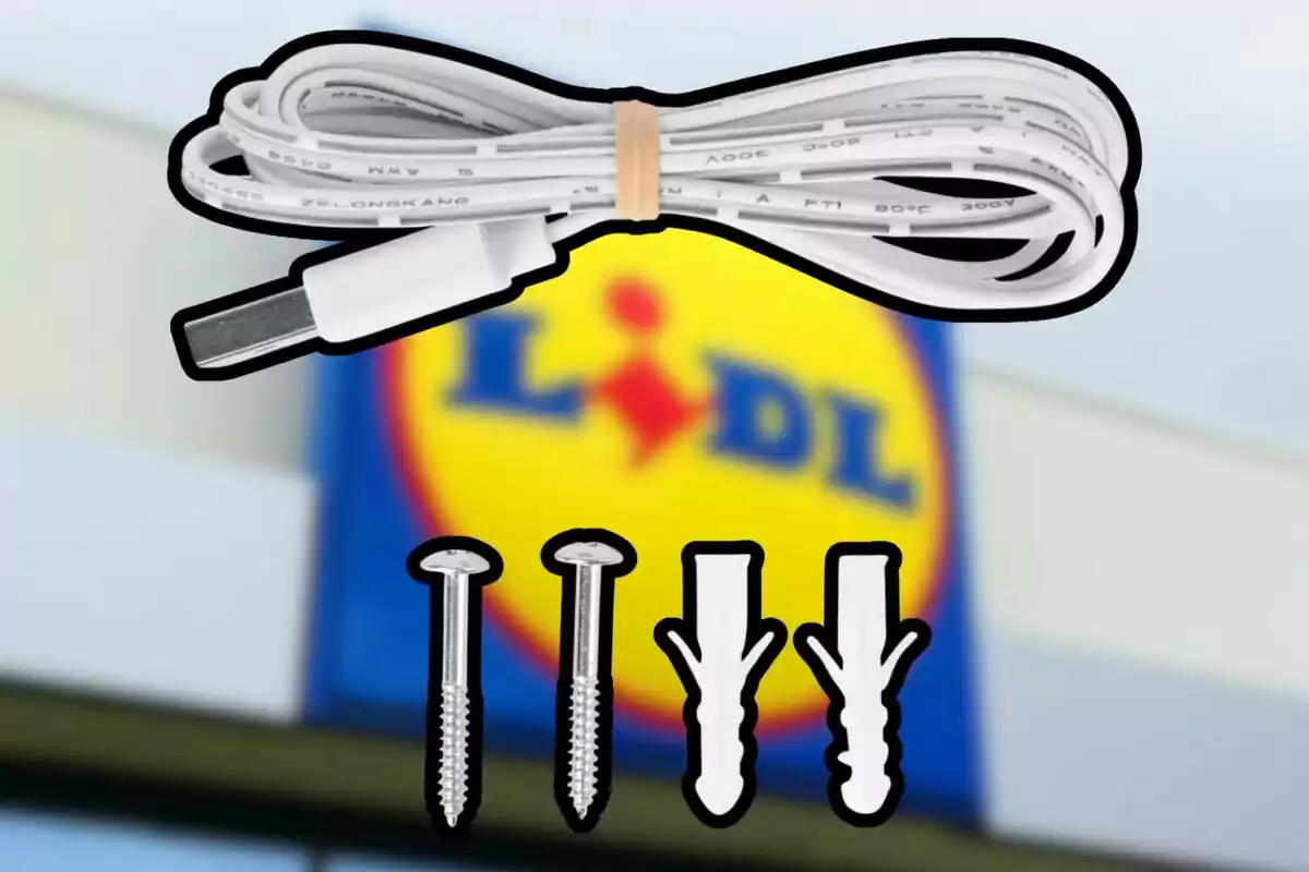 Cable USB enrotllat, dos cargols i dos tacs sobre el logotip difuminat d’una botiga Lidl Cable USB enrotllat, dos cargols i dos tacs sobre el logotip difuminat d’una botiga Lidl