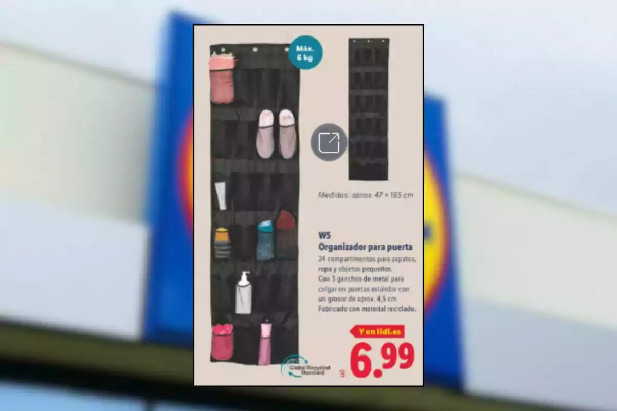 Imagen de un organizador negro para puerta con varios compartimentos, algunos ocupados por zapatos, botellas y otros objetos pequeños, junto a información de precio y características del producto en un folleto de tienda Imagen de un organizador negro para puerta con varios compartimentos, algunos ocupados por zapatos, botellas y otros objetos pequeños, junto a información de precio y características del producto en un folleto de tienda