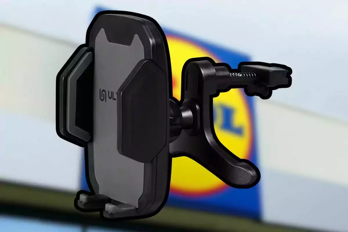 Suport negre per a telèfon mòbil amb fons desenfocat d’una botiga Lidl Suport negre per a telèfon mòbil amb fons desenfocat d’una botiga Lidl