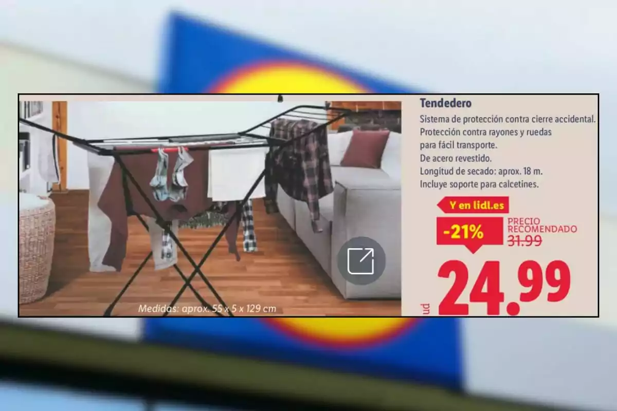 Estenedor d’acer amb roba penjada en una sala al costat d’un sofà, anunci d’oferta amb preu rebaixat a 24,99 euros i detalls del producte en un requadre informatiu Estenedor d’acer amb roba penjada en una sala al costat d’un sofà, anunci d’oferta amb preu rebaixat a 24,99 euros i detalls del producte en un requadre informatiu