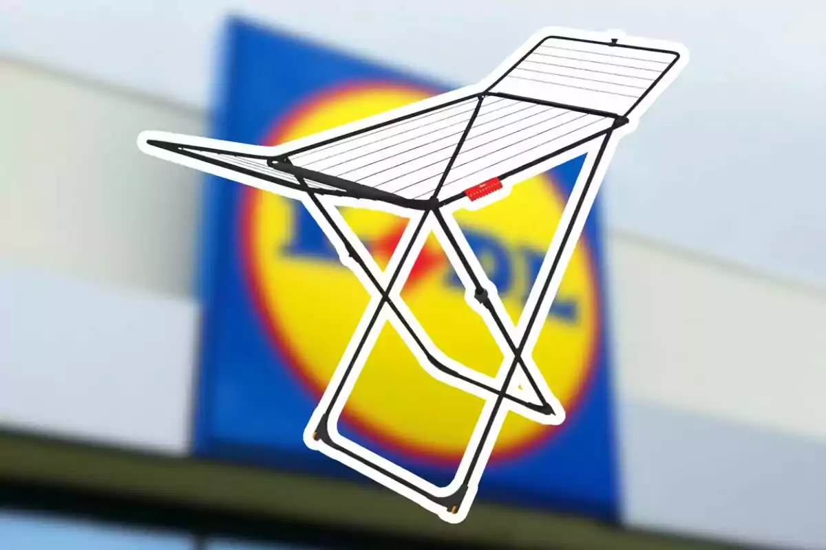 Estenedor plegable de metall sobre un fons desenfocat amb el logotip d’una botiga Lidl Estenedor plegable de metall sobre un fons desenfocat amb el logotip d’una botiga Lidl