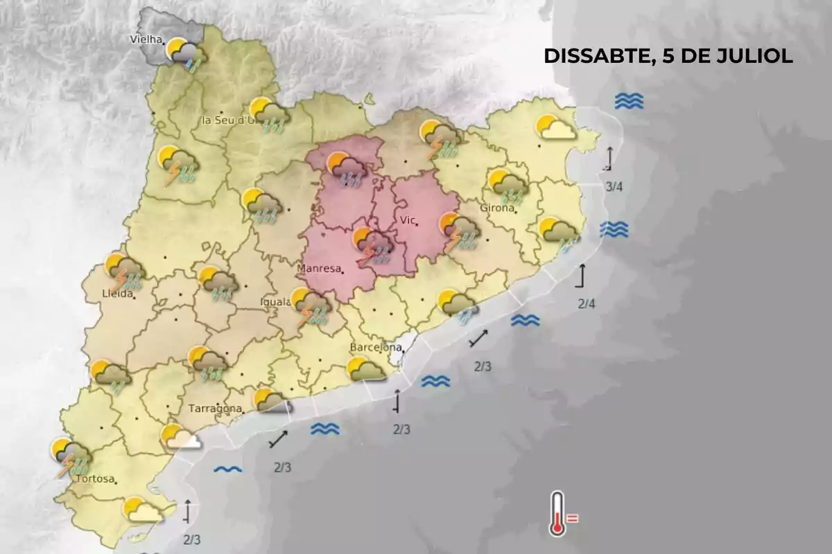 Mapa meteorològic de Catalunya per al dissabte 5 de juliol amb previsió de pluges, tempestes i núvols en diverses zones, especialment al centre, i símbols d’onatge a la costa (amb el text en català). Mapa meteorològic de Catalunya per al dissabte 5 de juliol amb previsió de pluges, tempestes i núvols en diverses zones, especialment al centre, i símbols d’onatge a la costa (amb el text en català).