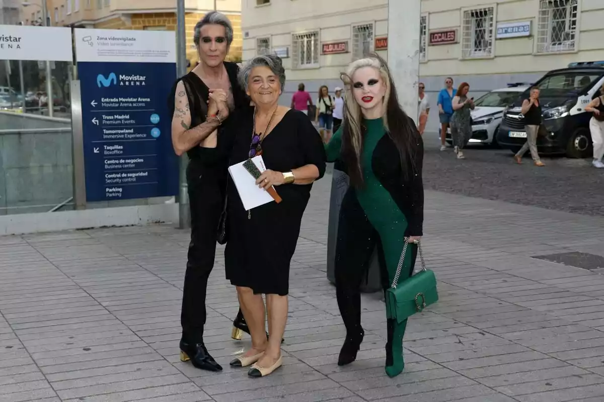 Alaska, Mario Vaquerizo i Elena Benarroch assisteixen al concert de Miguel Bosé a l’estadi Movistar Arena, l’1 de juny de 2025, a Madrid. Alaska, Mario Vaquerizo i Elena Benarroch assisteixen al concert de Miguel Bosé a l’estadi Movistar Arena, l’1 de juny de 2025, a Madrid.