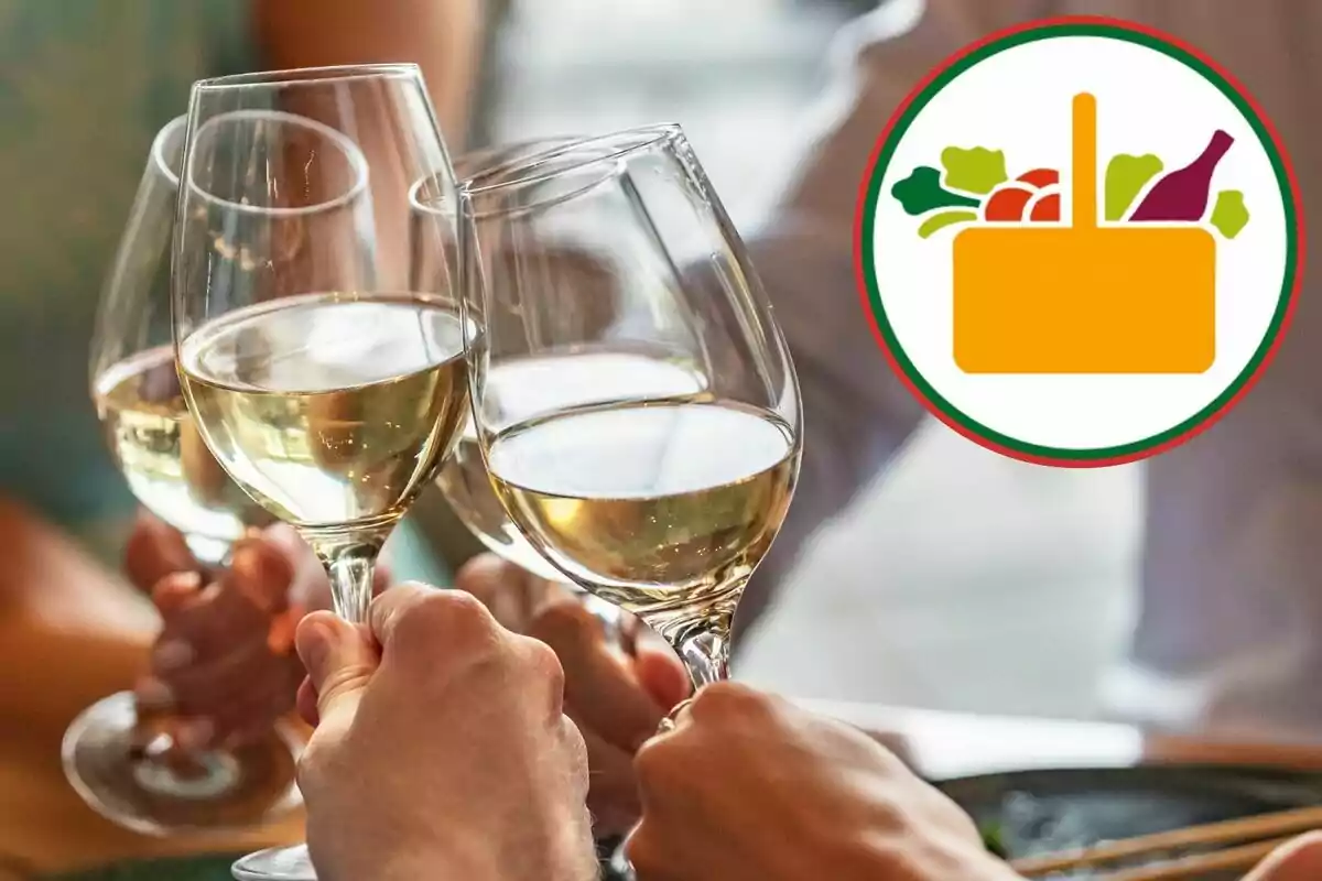 Persones brindant amb copes de vi blanc i un logotip de cistella amb aliments i una ampolla a la cantonada superior dreta Persones brindant amb copes de vi blanc i un logotip de cistella amb aliments i una ampolla a la cantonada superior dreta