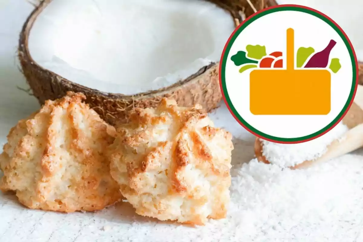 Galetes de coco al costat d’una meitat de coco i un logotip de cistella d’aliments Galetes de coco al costat d’una meitat de coco i un logotip de cistella d’aliments