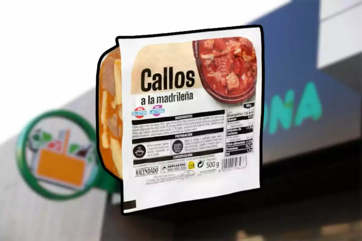 Envàs de callos a la madrilenya de la marca Hacendado sostingut davant d’una botiga Mercadona desenfocada al fons Envàs de callos a la madrilenya de la marca Hacendado sostingut davant d’una botiga Mercadona desenfocada al fons