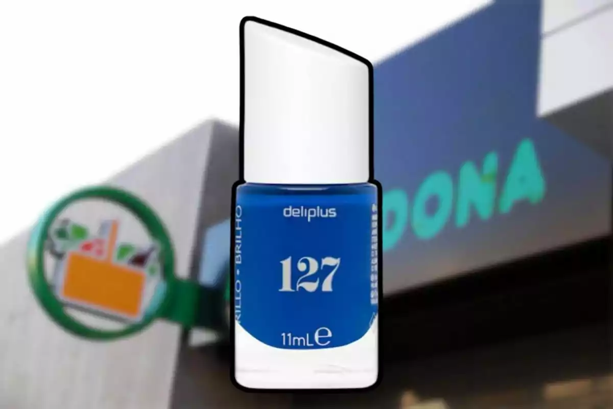 Deliplus blue nail polish number 127 in front of a blurred Mercadona store Deliplus blue nail polish number 127 in front of a blurred Mercadona store