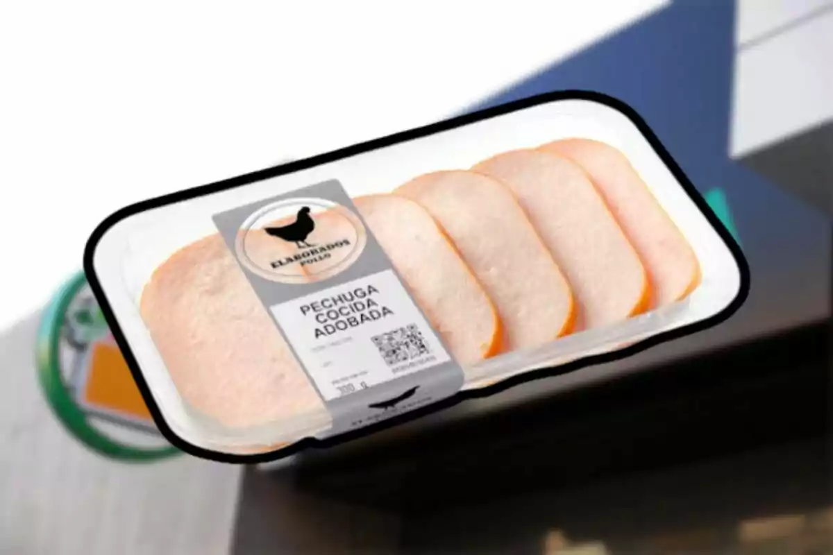 Safata de pit de pollastre cuit adobat a llesques envasada i llesta per a la seva venda Safata de pit de pollastre cuit adobat a llesques envasada i llesta per a la seva venda