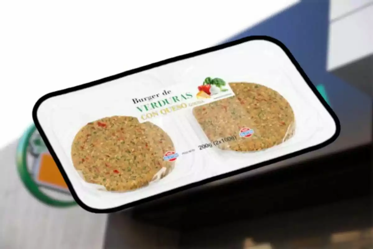 Envàs d’hamburgueses de verdures amb formatge en safata de plàstic transparent Envàs d’hamburgueses de verdures amb formatge en safata de plàstic transparent