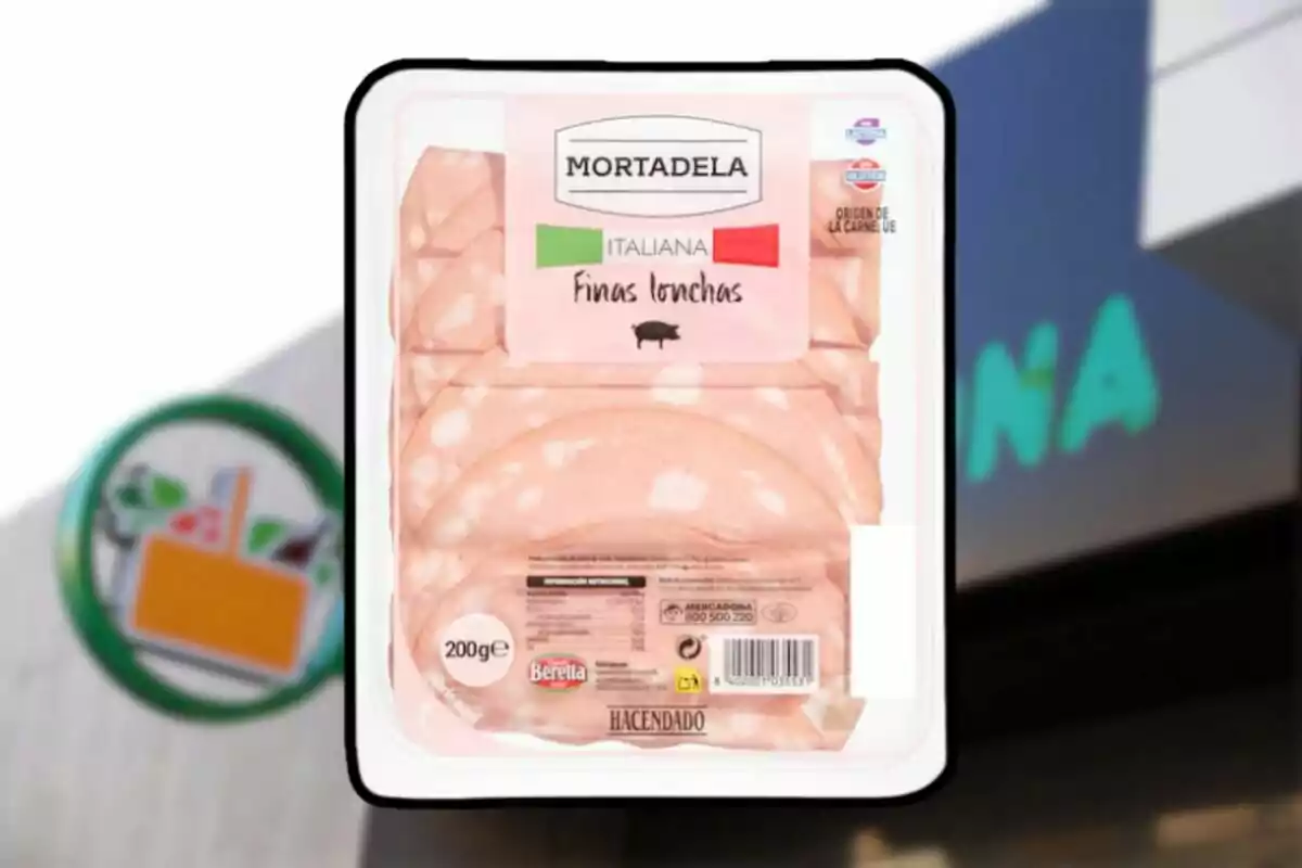 Envàs de mortadel·la italiana tallada a llesques fines de la marca Hacendado davant d’un supermercat Envàs de mortadel·la italiana tallada a llesques fines de la marca Hacendado davant d’un supermercat