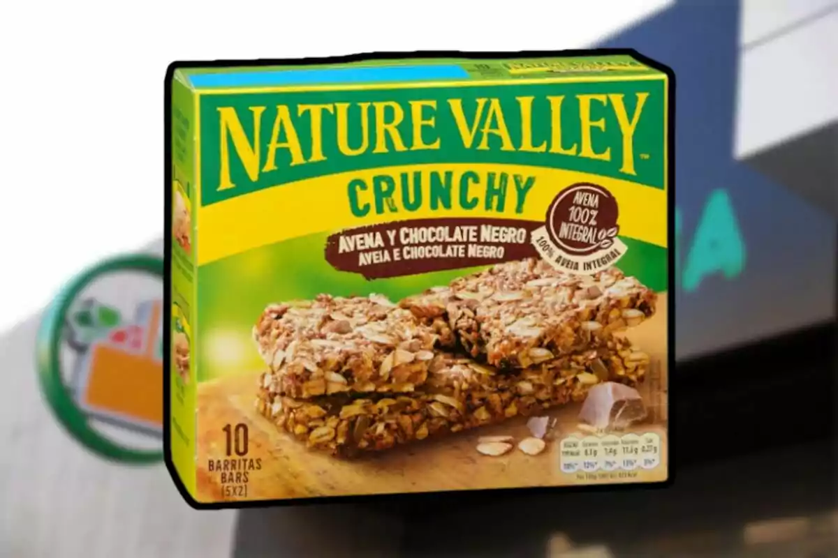 Nature Valley Crunchy Oats & Dark Chocolate Granola Bars box with an image of the bars on the front Nature Valley Crunchy Oats & Dark Chocolate Granola Bars box with an image of the bars on the front