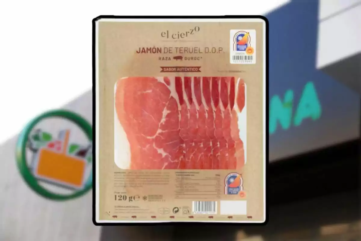 Envase de jamón de Teruel en lonchas de la marca El Cierzo sostenido frente a una tienda de Mercadona Envase de jamón de Teruel en lonchas de la marca El Cierzo sostenido frente a una tienda de Mercadona