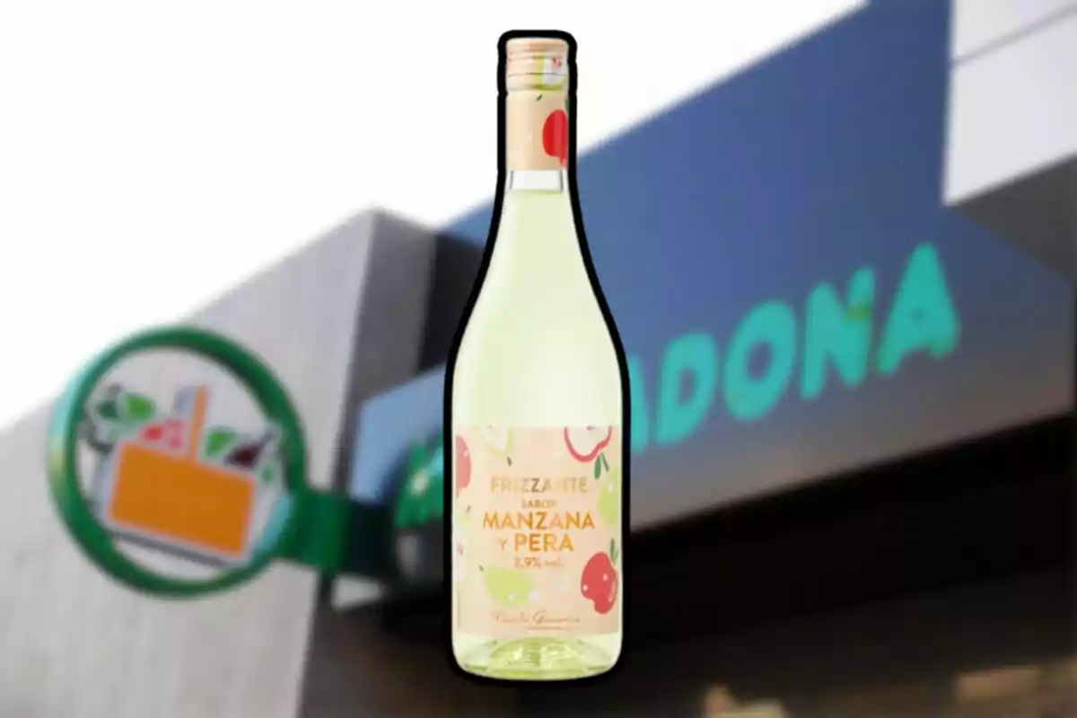 Ampolla de frizzante de gust de poma i pera davant d’una botiga Mercadona desenfocada Ampolla de frizzante de gust de poma i pera davant d’una botiga Mercadona desenfocada