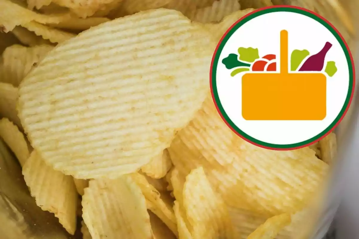 Patates fregides ondulades amb un cercle que conté un dibuix d’una cistella amb verdures i una ampolla Patates fregides ondulades amb un cercle que conté un dibuix d’una cistella amb verdures i una ampolla