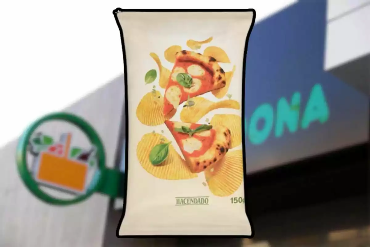 Bossa de patates fregides sabor pizza de la marca Hacendado davant d’una botiga Mercadona desenfocada Bossa de patates fregides sabor pizza de la marca Hacendado davant d’una botiga Mercadona desenfocada