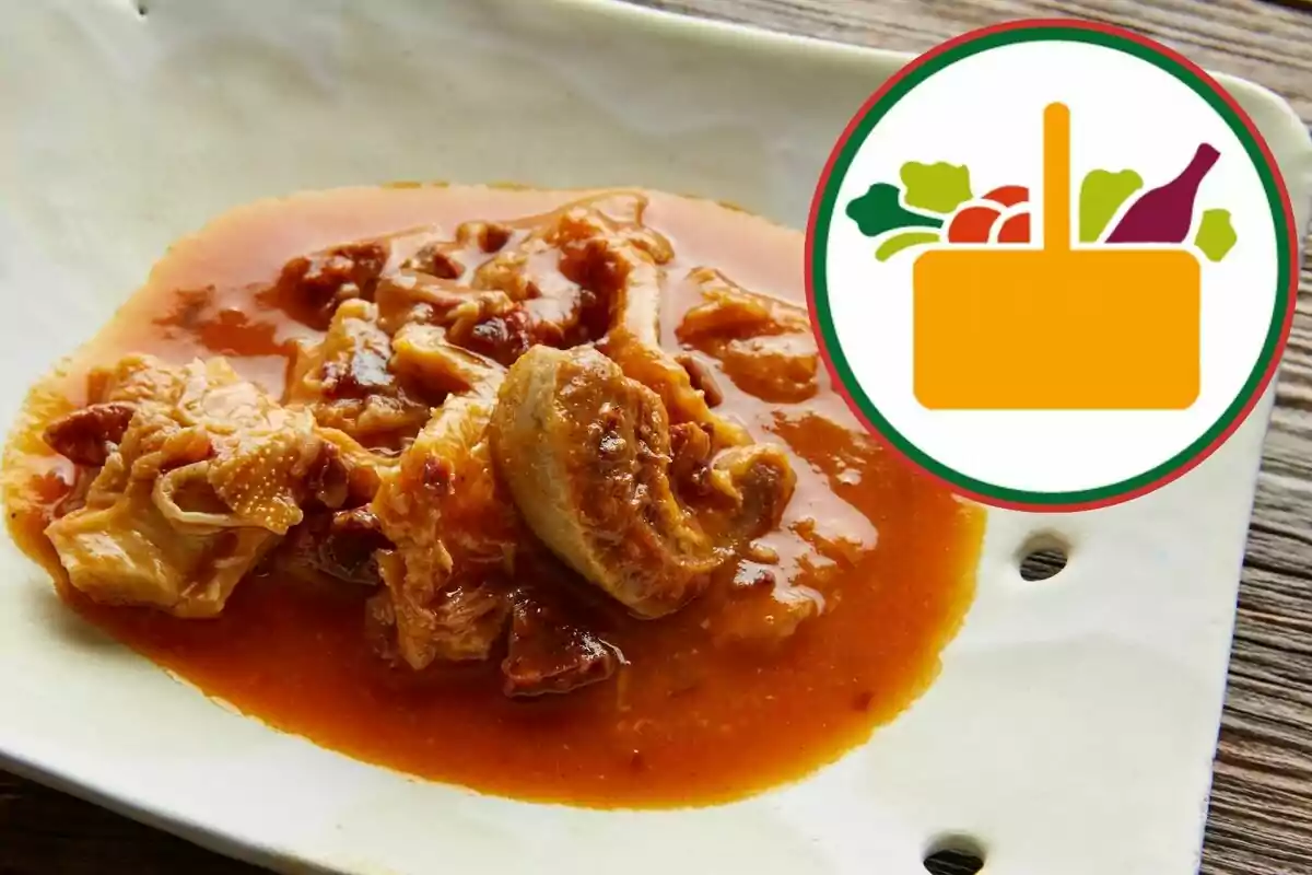 Plat de menuts en salsa vermella servit en un plat blanc amb una icona de cistella de supermercat a la cantonada superior dreta Plat de menuts en salsa vermella servit en un plat blanc amb una icona de cistella de supermercat a la cantonada superior dreta