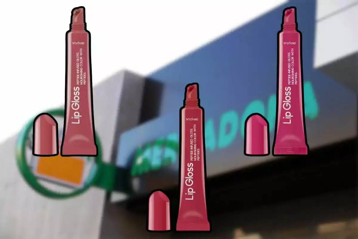 Tres tubs de gloss de llavis de color rosa amb les tapes flotant davant la façana d’una botiga de supermercat. Tres tubs de gloss de llavis de color rosa amb les tapes flotant davant la façana d’una botiga de supermercat.