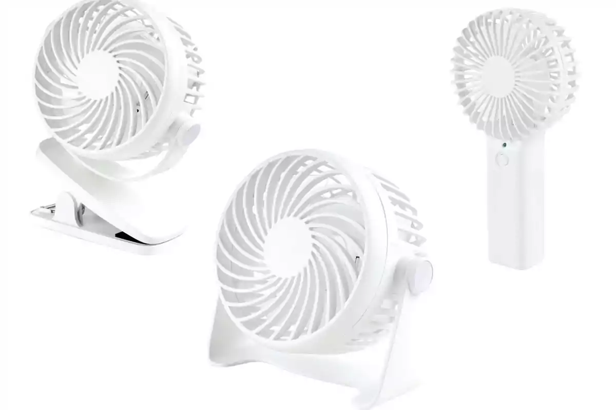 Tres ventiladors portàtils de color blanc amb diferents bases i dissenys sobre fons blanc Tres ventiladors portàtils de color blanc amb diferents bases i dissenys sobre fons blanc