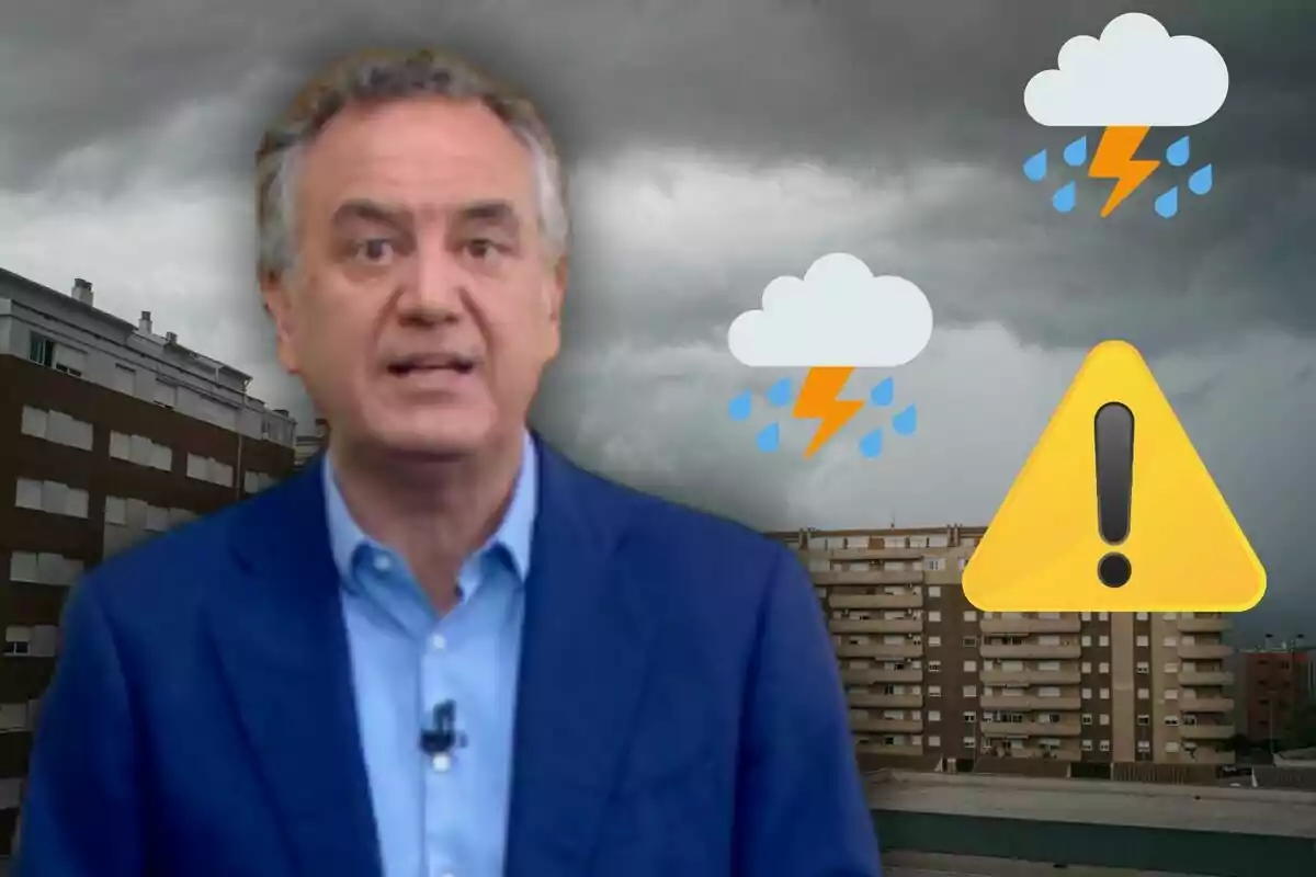 Home amb jaqueta blava davant d’edificis i cel ennuvolat amb icones de tempesta i d’advertència