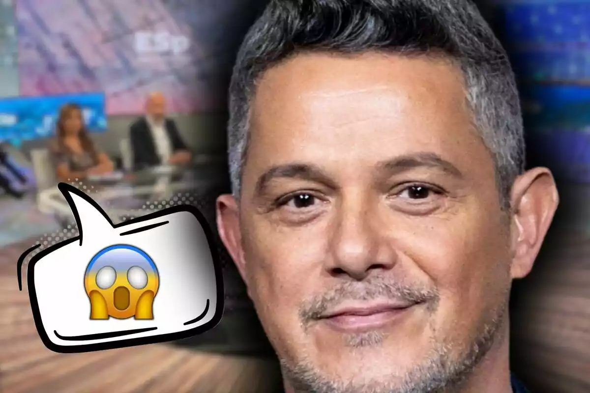 Primer pla d’Alejandro Sanz i al fons un plató de televisió desenfocat amb una bombolla de diàleg i un emoji de sorpresa a l’interior.