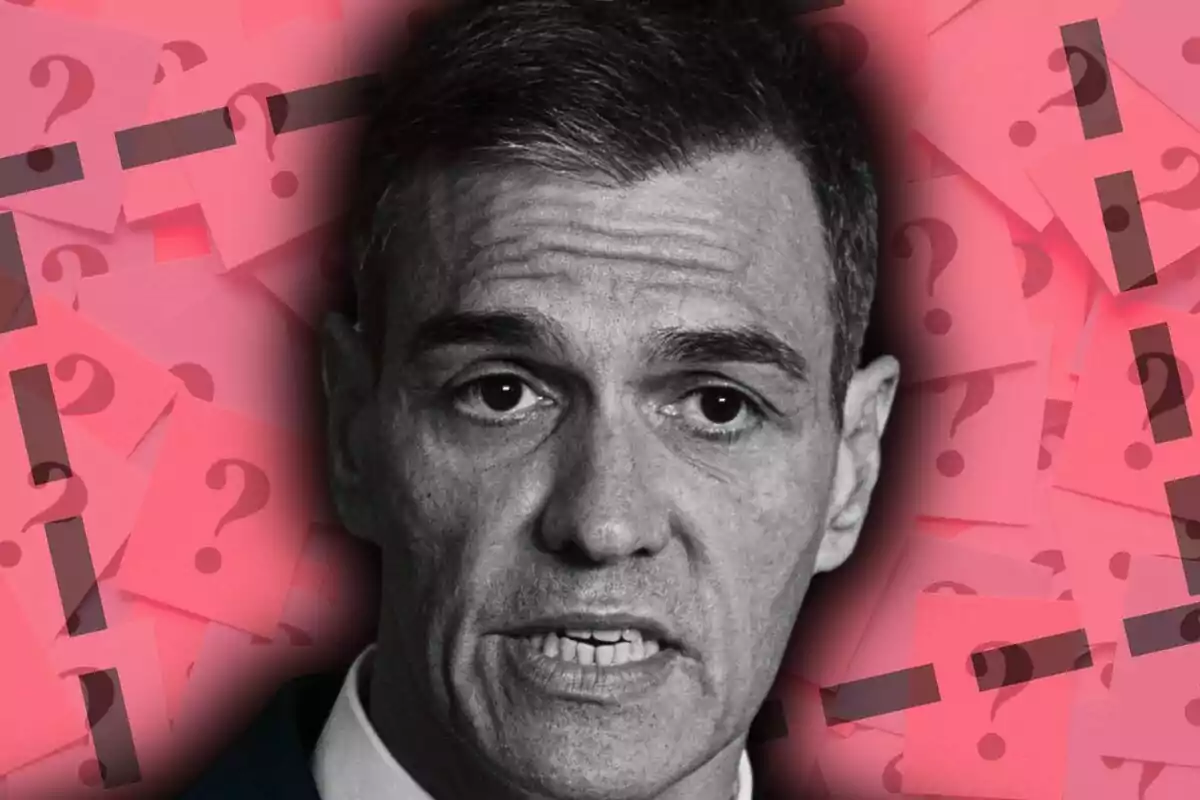 Primer pla de Pedro Sánchez amb expressió seriosa sobre un fons de notes adhesives roses amb signes d’interrogació.