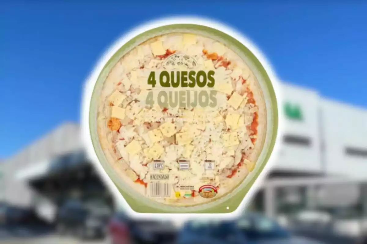 Four cheese pizza from the Hacendado brand in its packaging in front of a blurred supermarket. Four cheese pizza from the Hacendado brand in its packaging in front of a blurred supermarket.