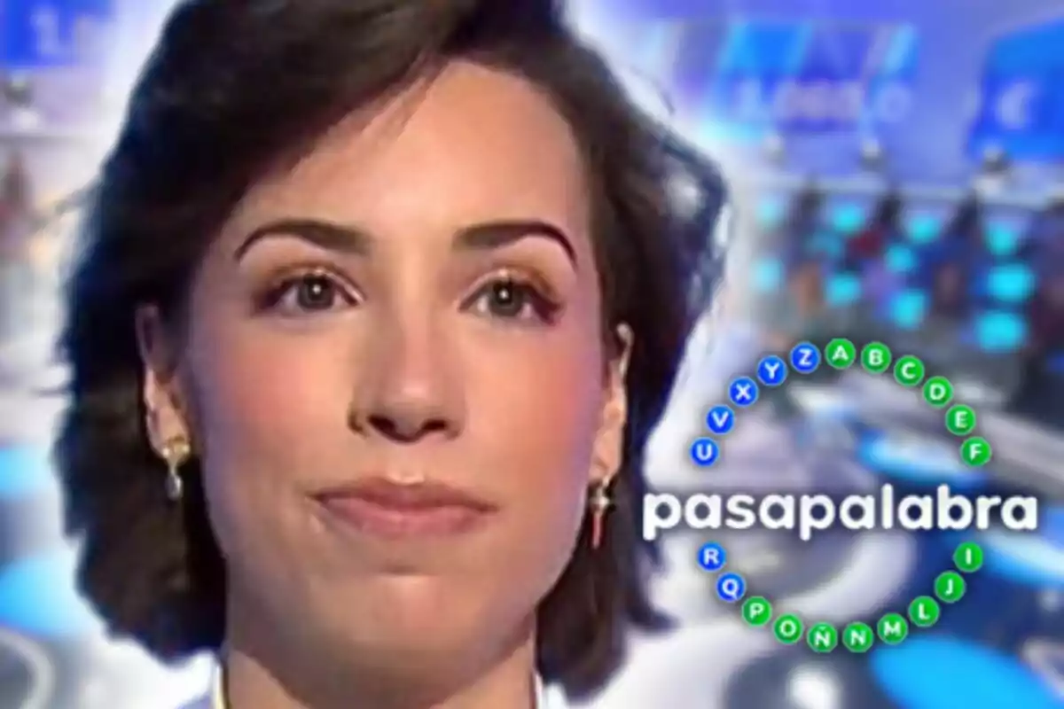 Primer pla de Rosa Rodríguez amb expressió seriosa en un plató de televisió amb el logotip de 'Pasapalabra' a la dreta.