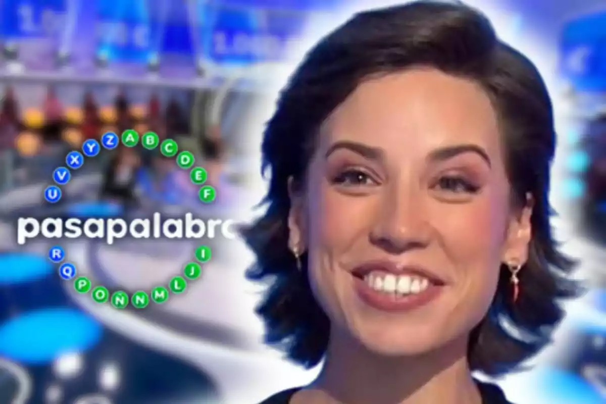 Rosa Rodríguez smiling in the foreground with the 'Pasapalabra' show logo in the background on a television set.