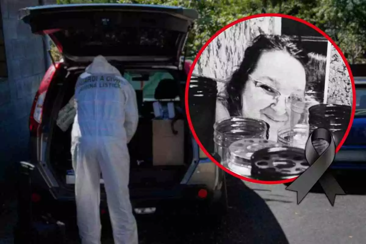 Persona amb vestit forense al costat d’un vehicle amb el maleter obert i un requadre amb la imatge d’una dona somrient envoltada de flascons i un llaç negre en senyal de dol.