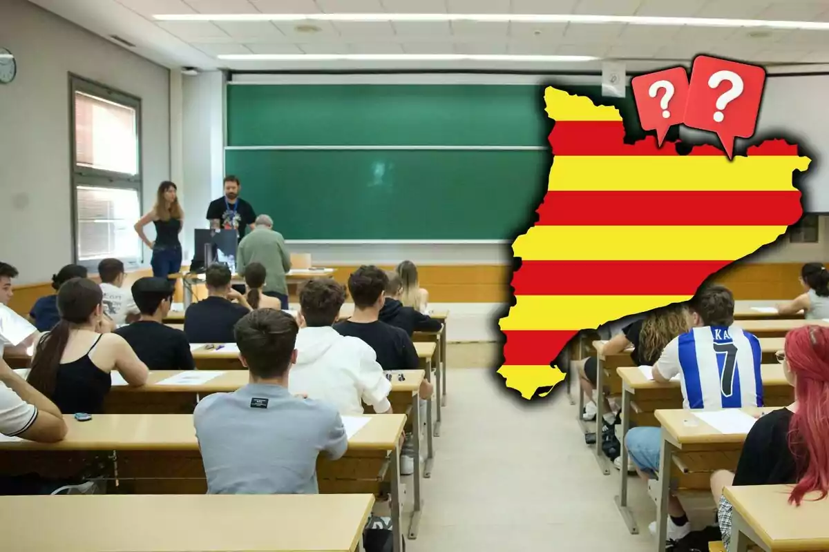 Una aula plena d’estudiants fent un examen amb un mapa de Catalunya amb franges vermelles i grogues i signes d’interrogació superposats.