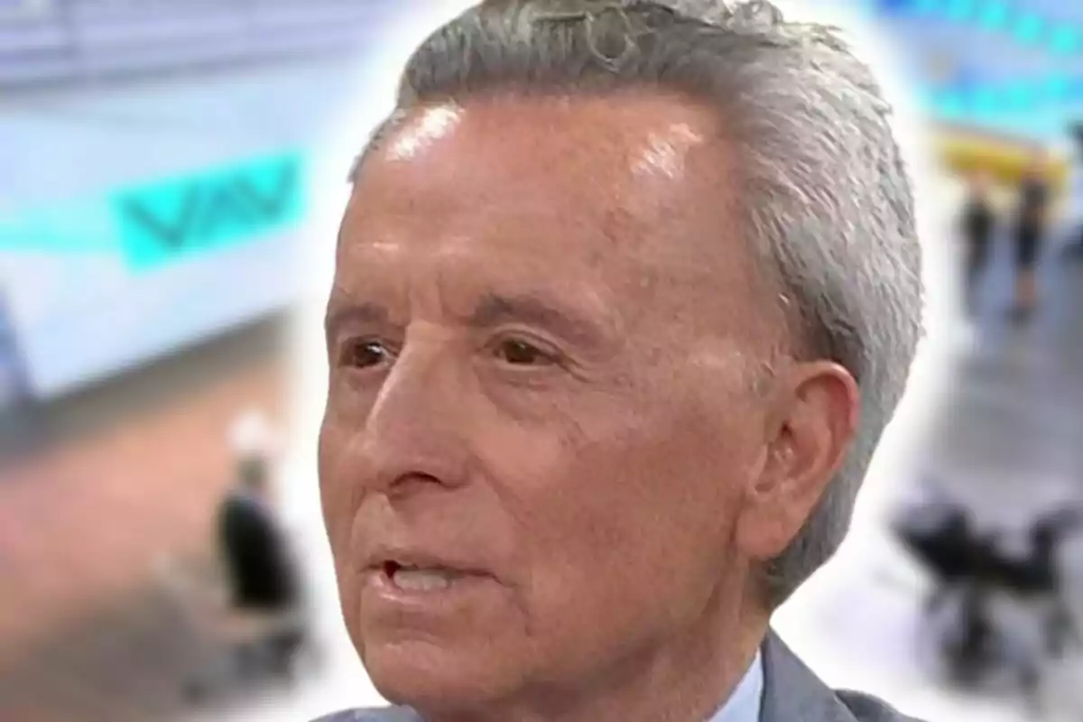 José Ortega Cano amb els cabells canosos en primer pla amb un fons desenfocat d’un estudi de televisió.