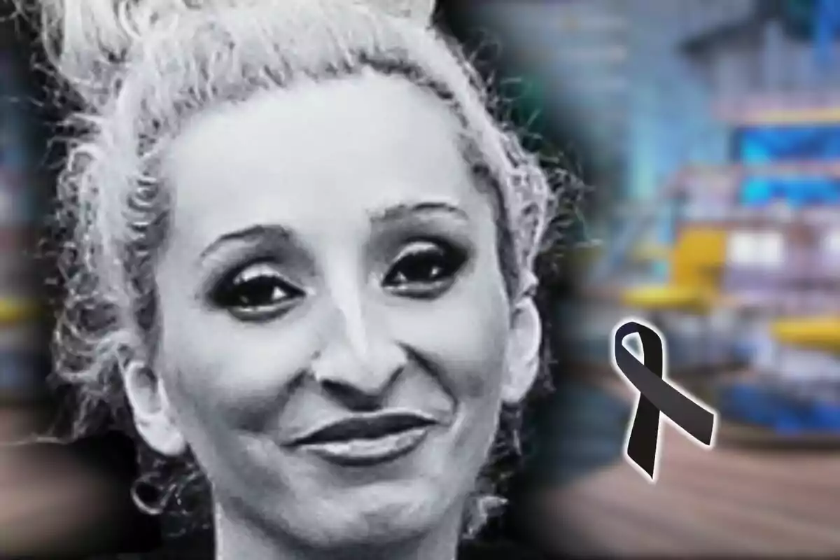Dona de cabell clar en una imatge en blanc i negre, que és la Michu, amb un llaç negre de dol a un costat i el plató d’‘Espejo Público’ de fons.