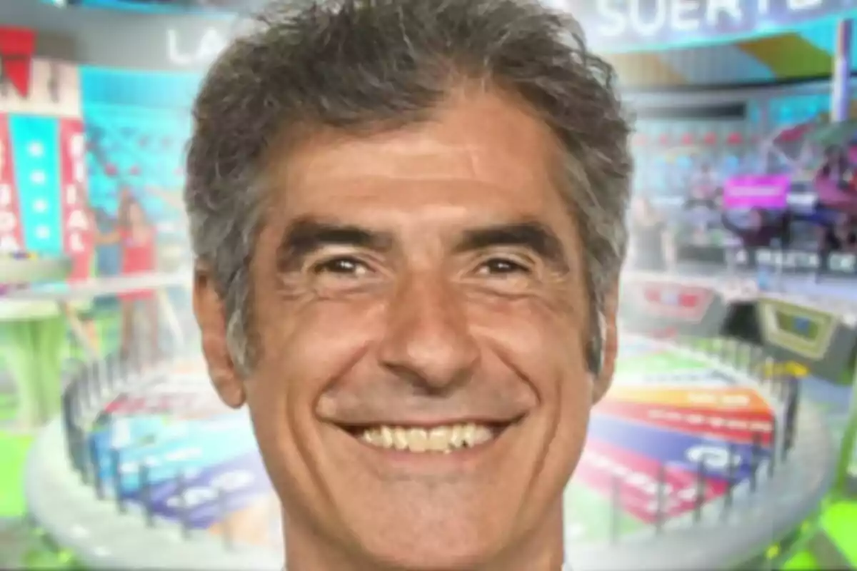 Primer pla de Jorge Fernández somrient i, de fons, el plató de 'La Ruleta'.