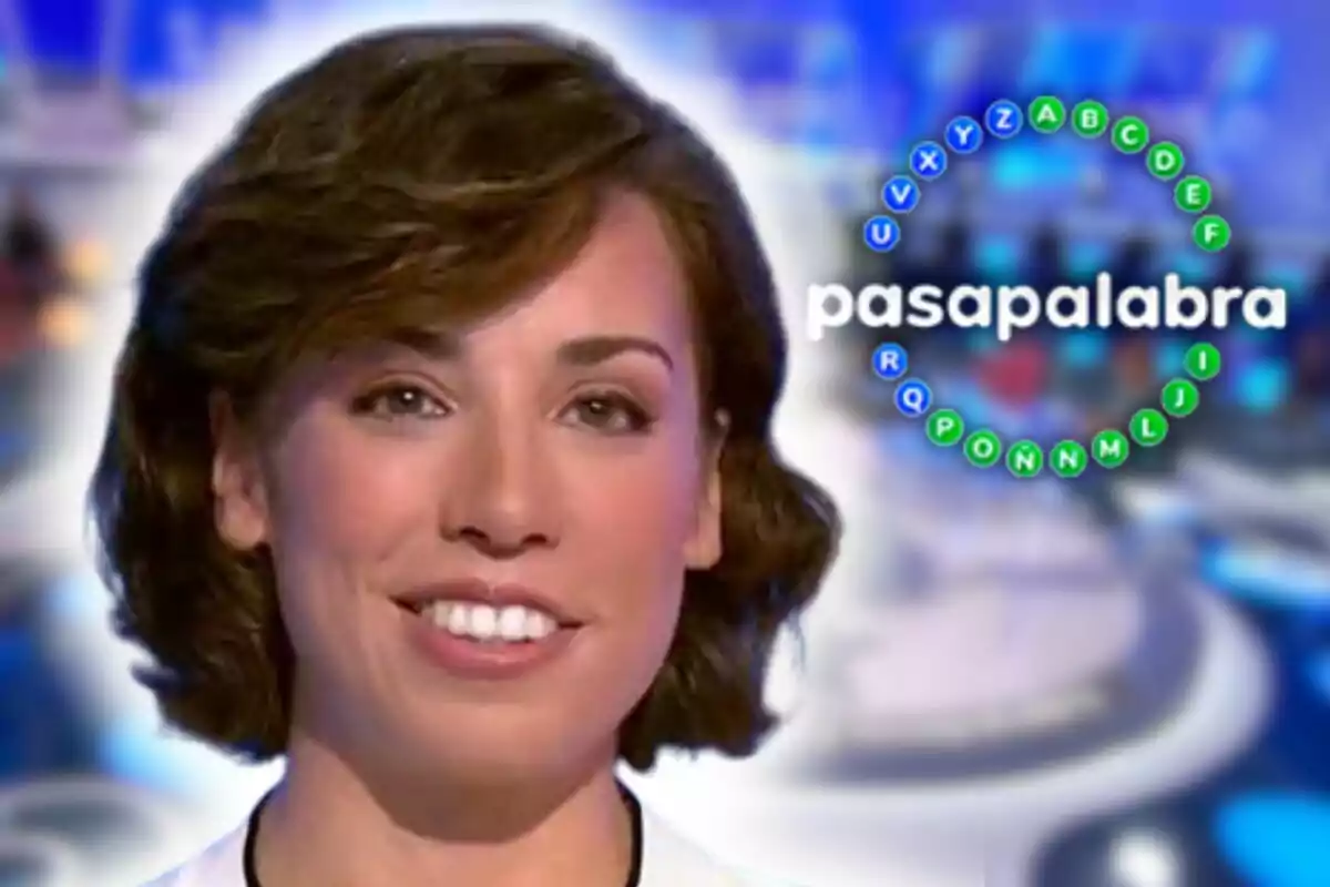 Rosa Rodríguez somrient en primer pla amb el logotip del programa 'Pasapalabra' de fons.
