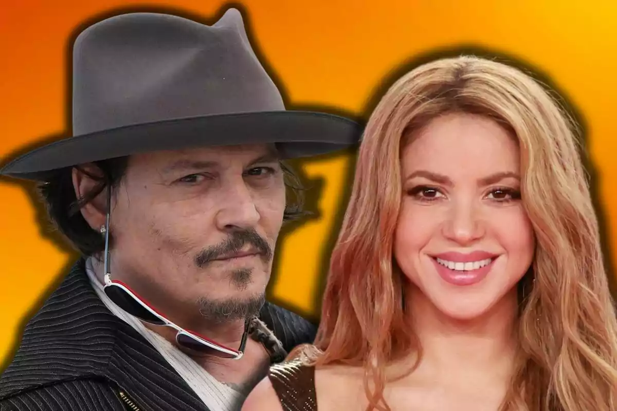 Johnny Depp con sombrero y gafas colgando en el cuello junto a Shakira sonriente sobre un fondo naranja difuminado