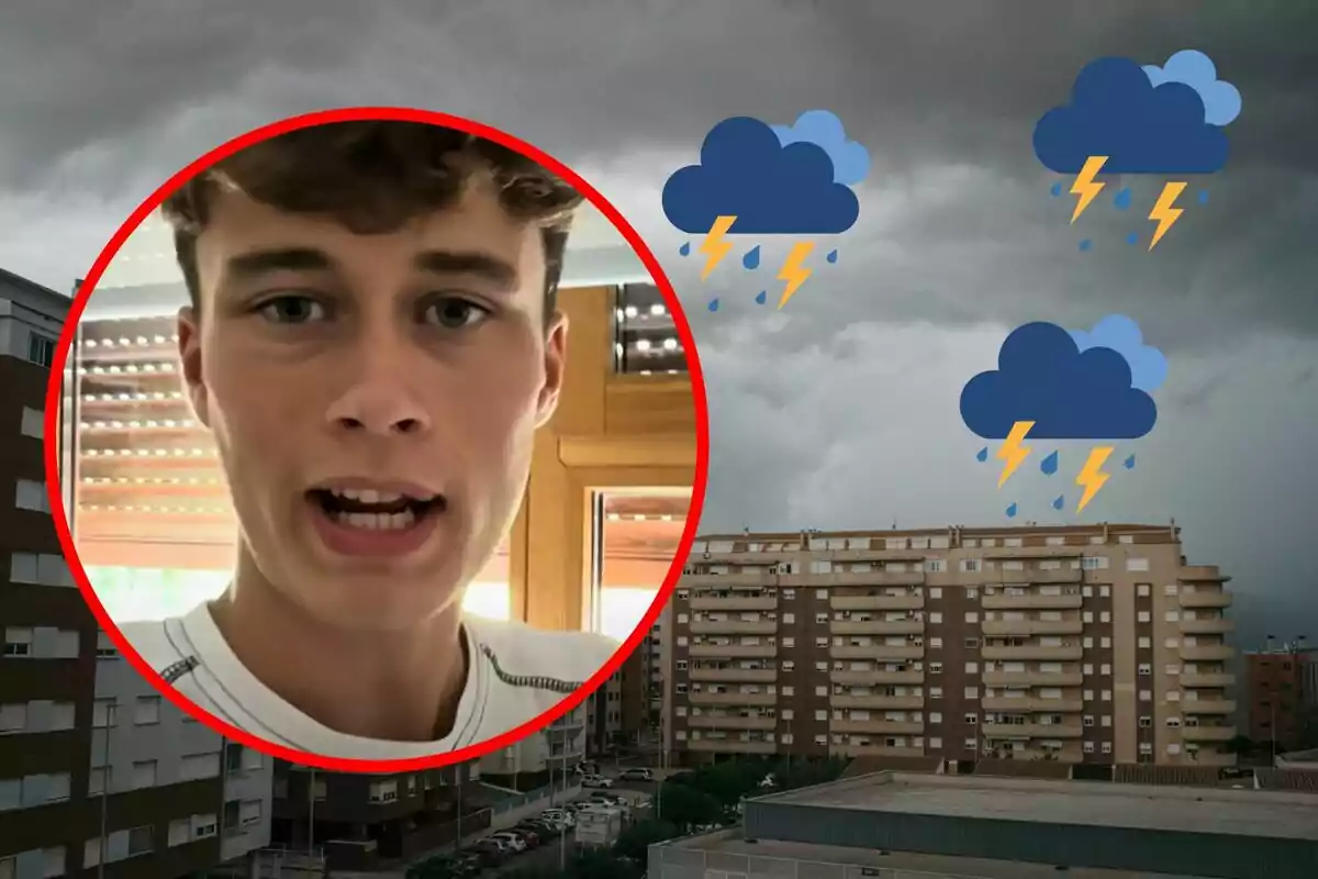 Jove parlant davant d’una finestra amb fons d’edificis i cel ennuvolat, acompanyat d’icones de tempesta elèctrica